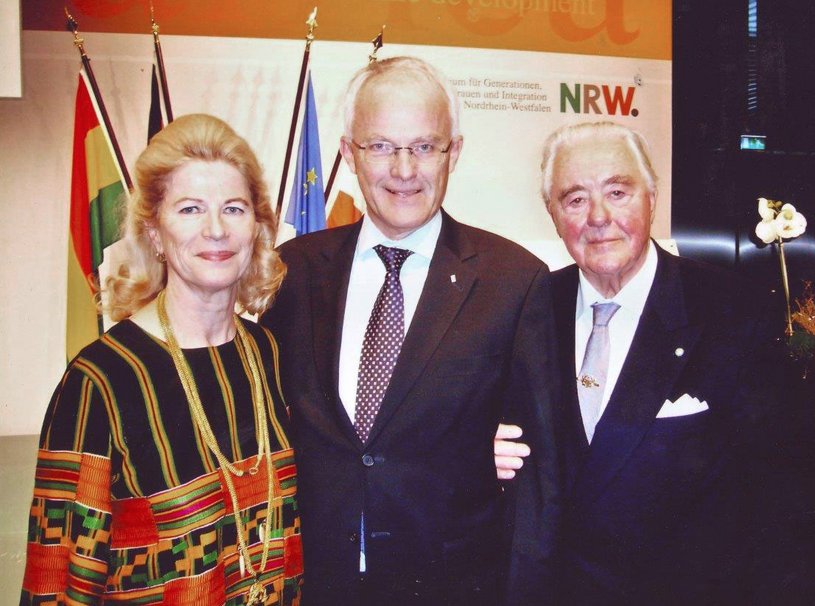 „Ministerpräsident Dr. Jürgen Rüttgers und das Ehepaar Schröder bei der Vertragsunterzeichnung des Staatsvertrages zwischen Ghana und NRW“